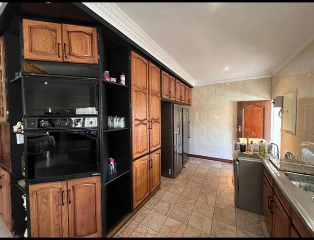 5 BEDROOM HOUSE FOR SALE IN WEBBER